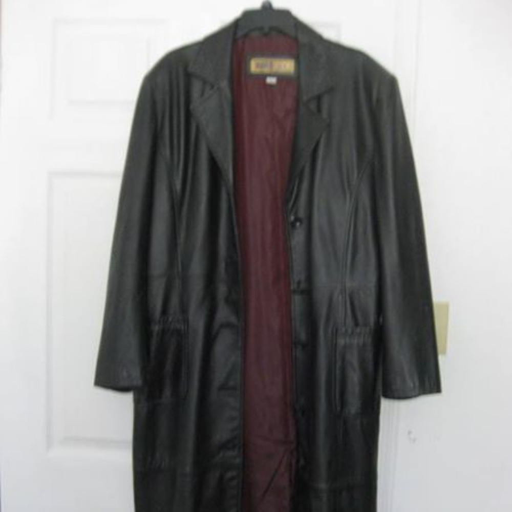 LONG BLACK LEATHER COAT